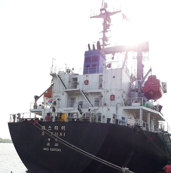 Tàu S THAI cập cảng TP Hồ Chí Minh lúc 8h ngày 21/1/14 chở 8.000 tấn hàng SA Nhật cho Apromaco.